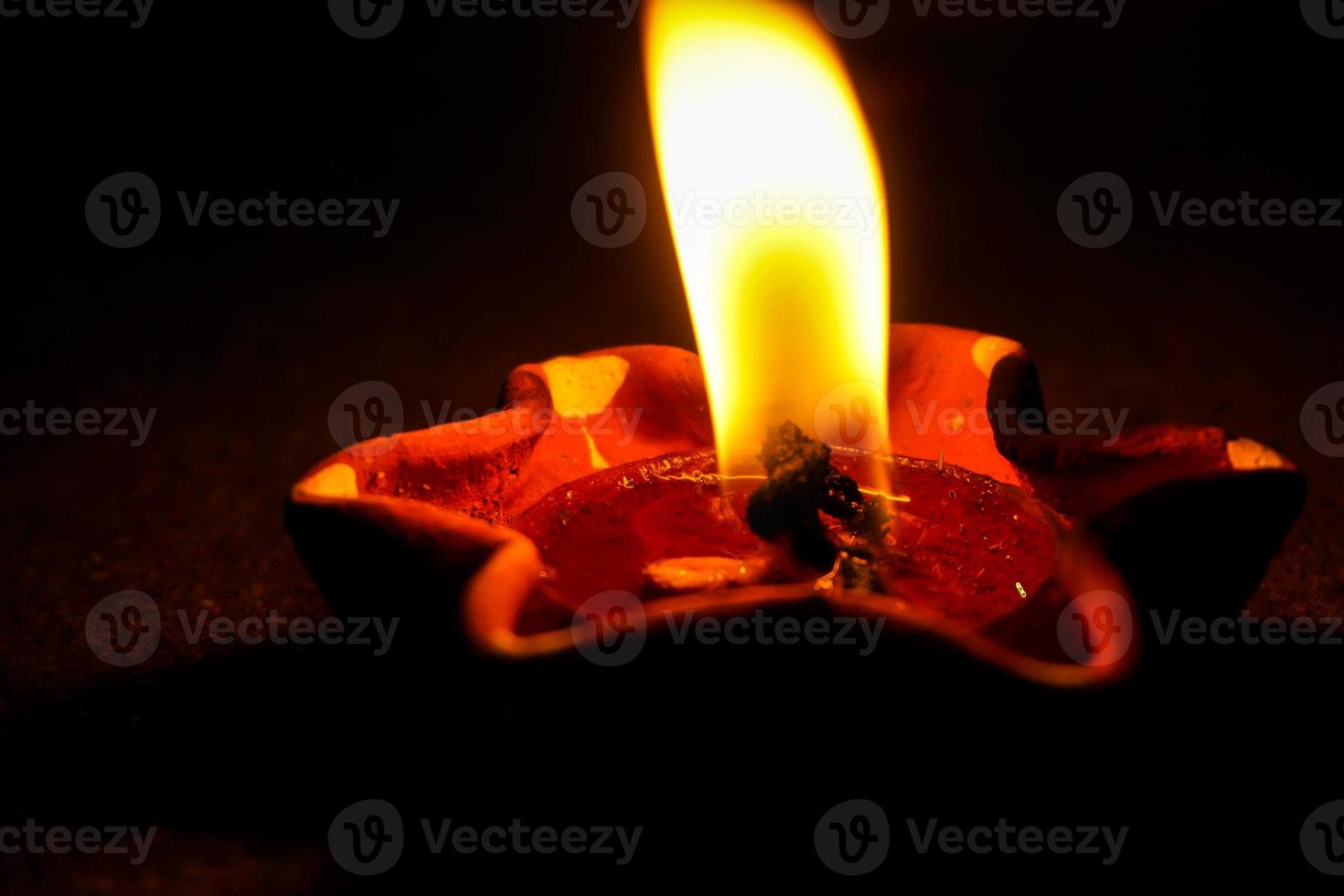 Thais stijl kaars Bij loy krathong festival een kaars dat is geloofde naar verlichten de spotlight net zo een gids naar spiritualiteit. en ontmoeten de Boeddha in Boeddhisme Aan loy krathong nacht. foto