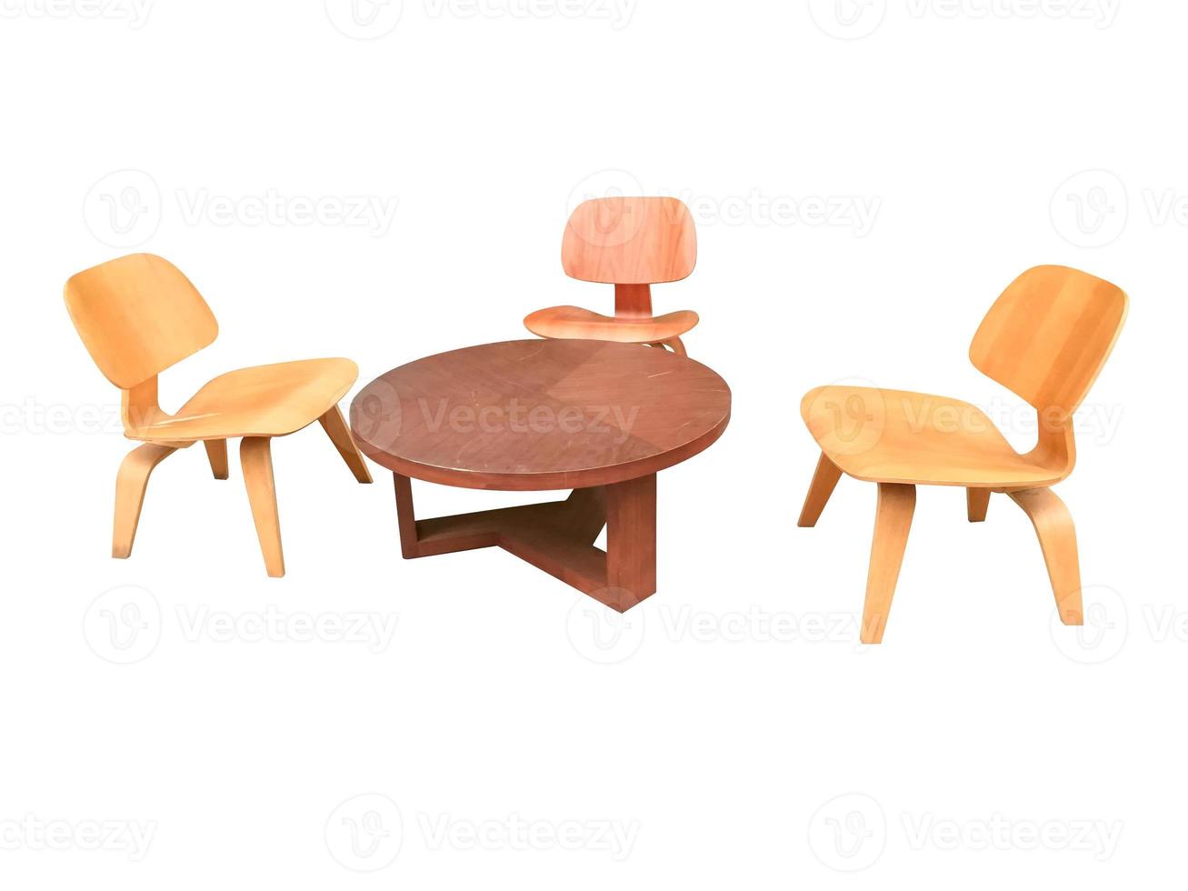 klein houten tafel en lounge reeks Aan wit achtergrond. maken met paden. foto