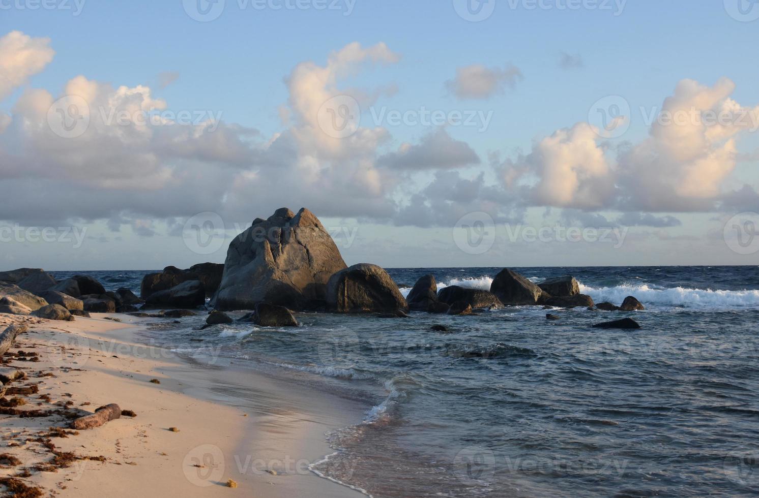 golven crashen Aan rotsen in de oceaan foto