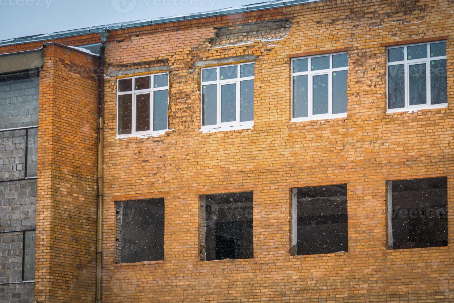 geruïneerd steen gebouw in winter foto