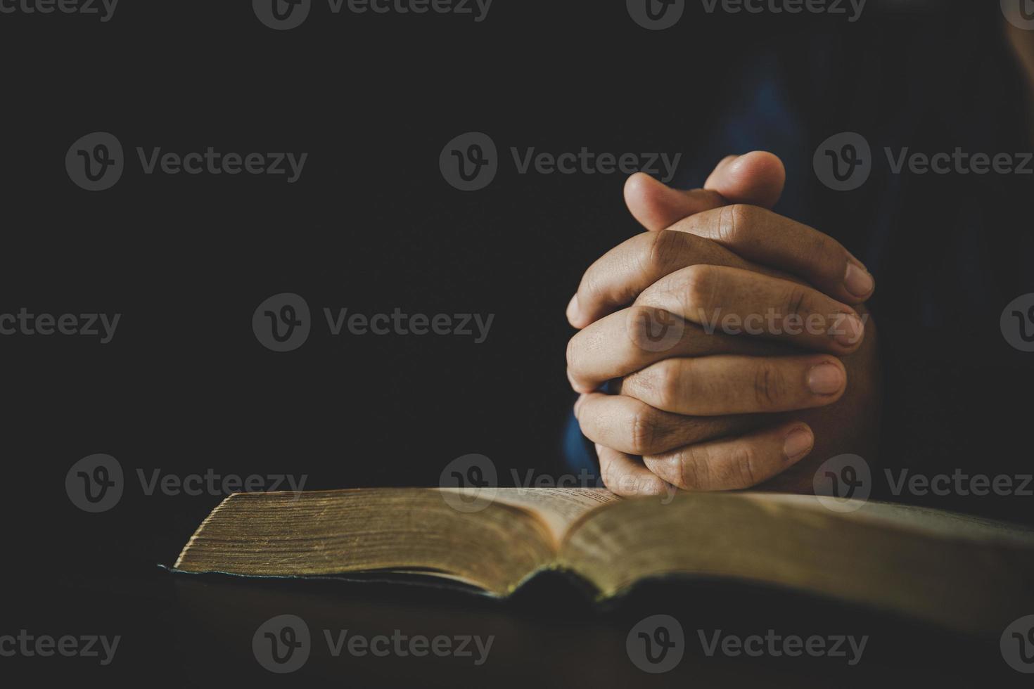 hand- gevouwen in gebed naar god Aan heilig Bijbel boek in kerk concept voor vertrouwen, geestelijkheid en geloof, vrouw persoon bidden Aan heilig Bijbel in ochtend. christen Katholiek vrouw hand- met Bijbel aanbidding. foto