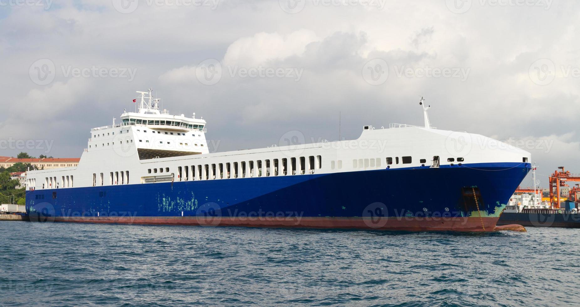 roro-schip in de haven foto