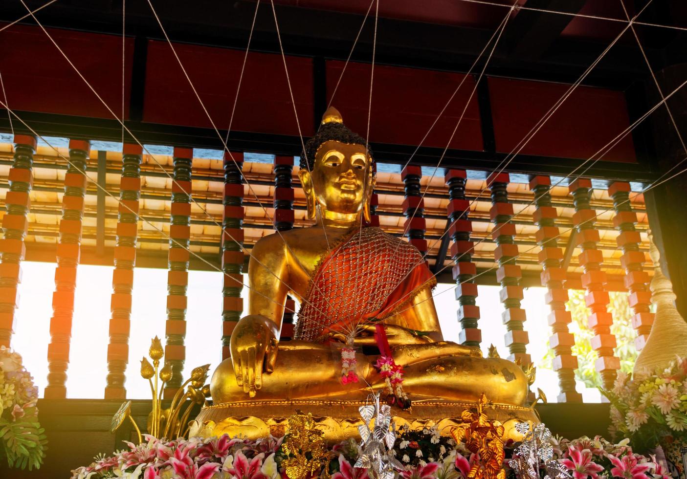 Boeddha beeld in tempel foto