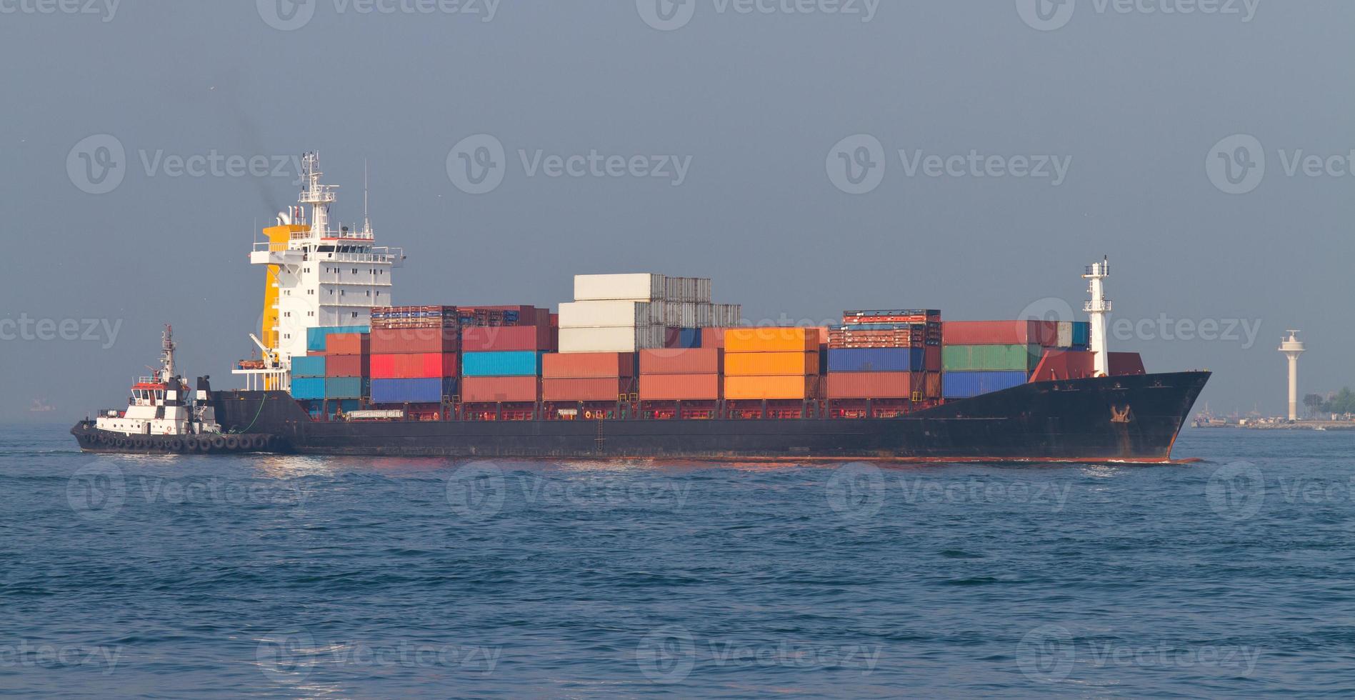 containerschip in zee foto