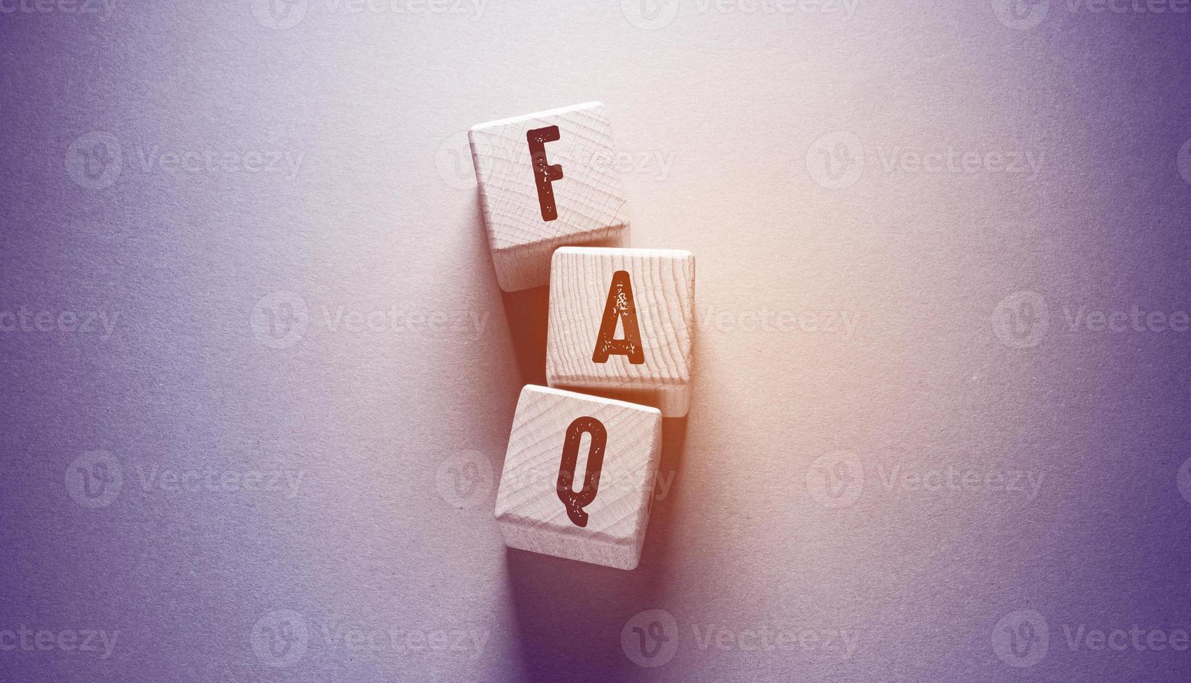 faq woord met houten blokjes foto
