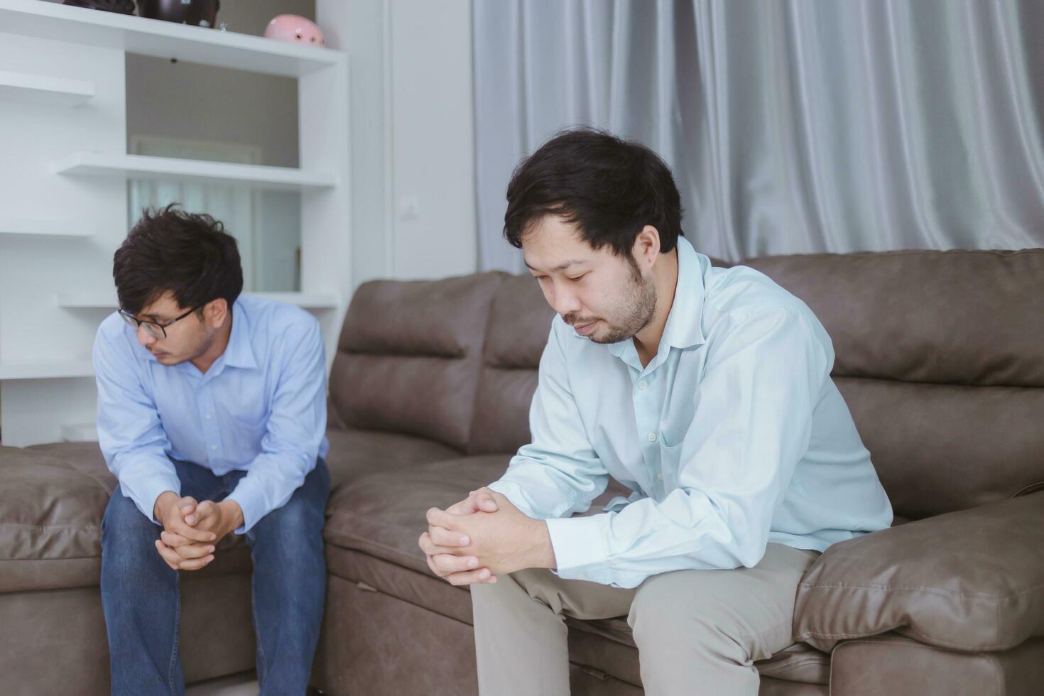 Aziatisch homo paren zijn ruzie, boos of verdrietig Aan sofa in huis, lgbtq concept. foto