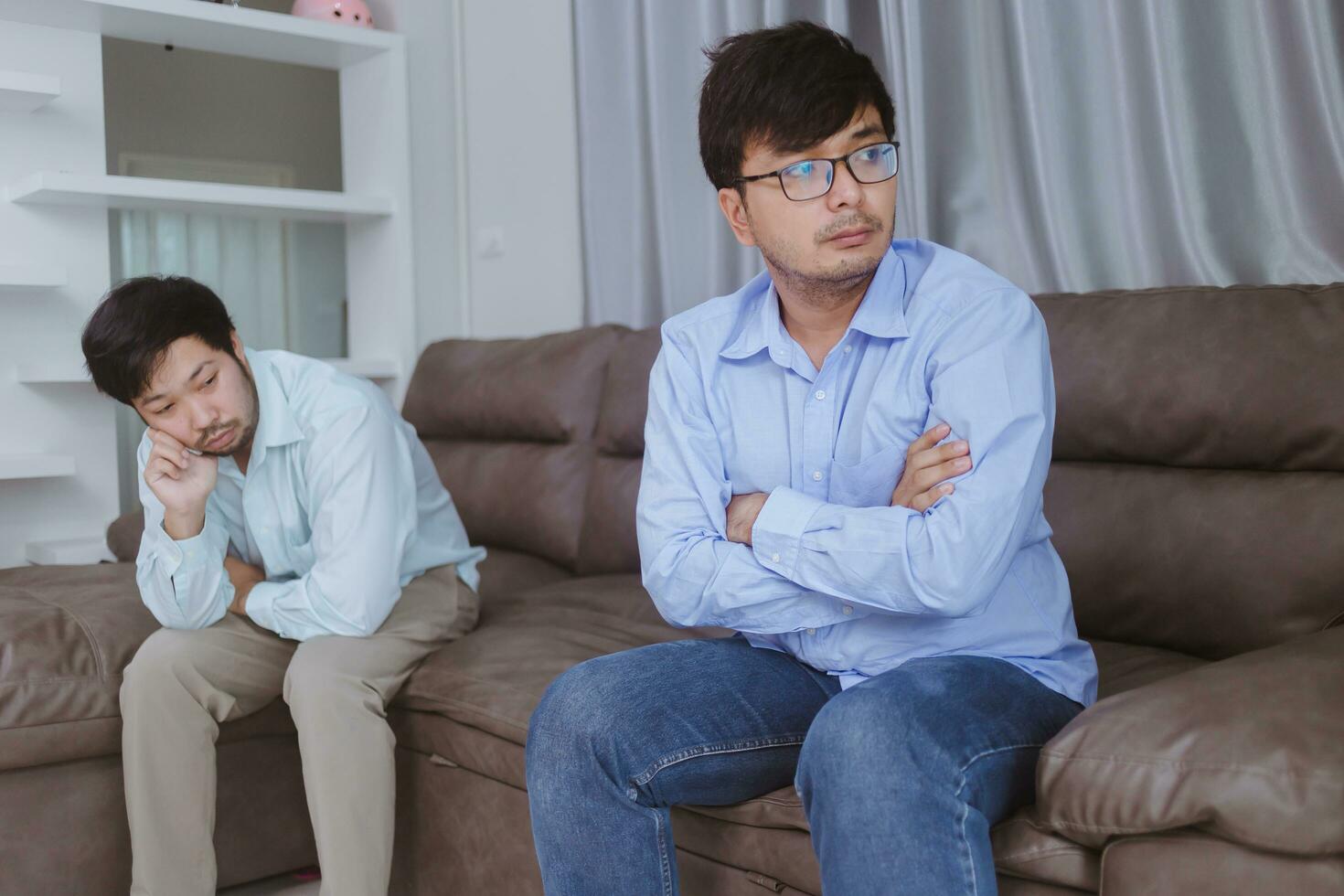 Aziatisch homo paren zijn ruzie, boos of verdrietig Aan sofa in huis, lgbtq concept. foto
