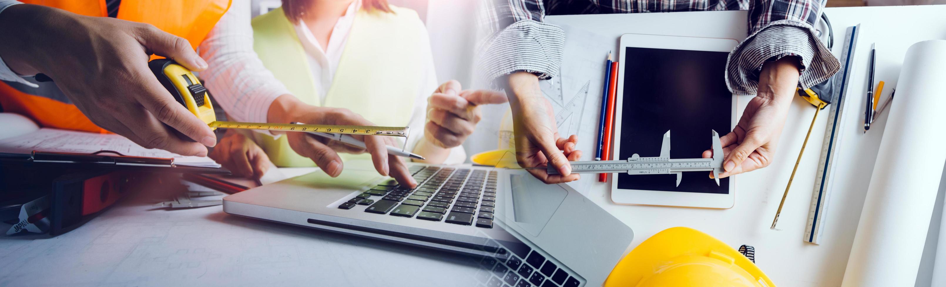 bedrijf hand- werken en laptop met Aan Aan bouwkundig project Bij bouw plaats Bij kantoor bureau in kantoor foto