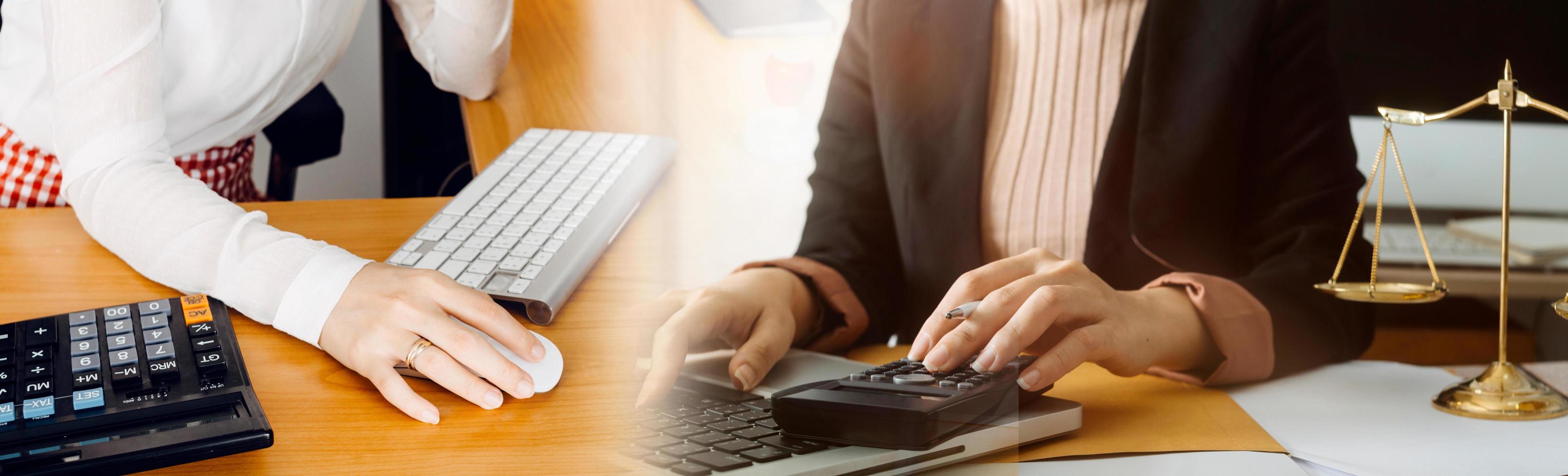 zaken en advocaten bespreken contractpapieren met koperen schaal op bureau in kantoor. wet, juridische diensten, advies, rechtvaardigheid en wet concept foto met film grain effect