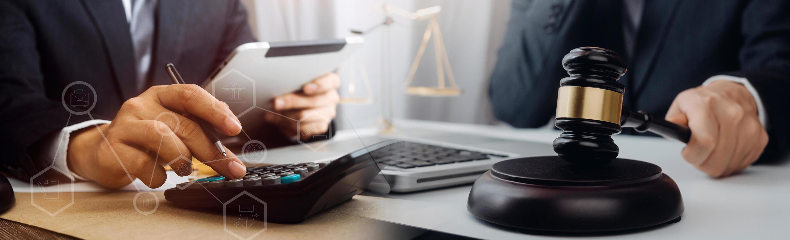 rechtvaardigheid en recht concept.male rechter in een rechtszaal met de hamer, werken met, computer en docking toetsenbord, brillen, op tafel in ochtendlicht foto