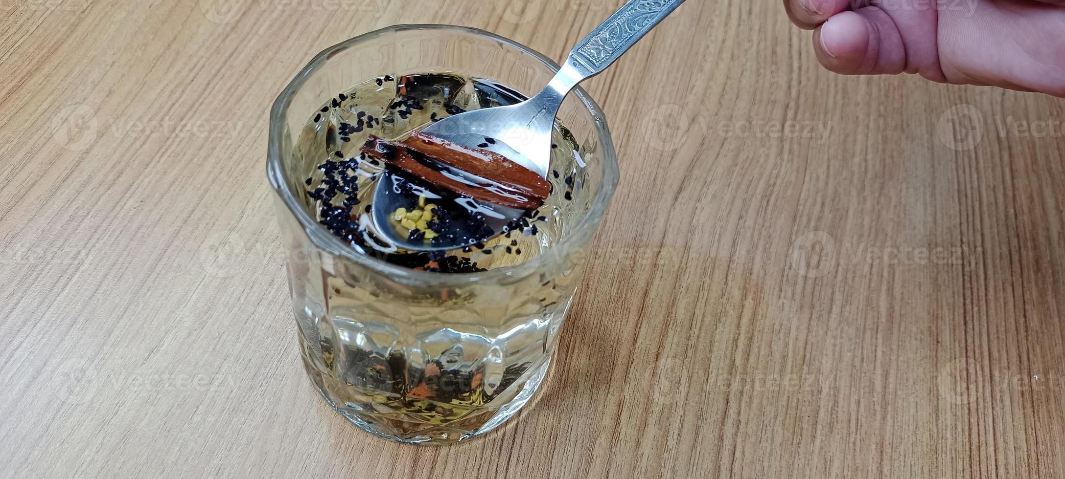 methi dana kalonji dalchini water, fenegriek zaden nigella sativa en kaneel water voor Gezondheid, drinken voor mooi zo Gezondheid foto