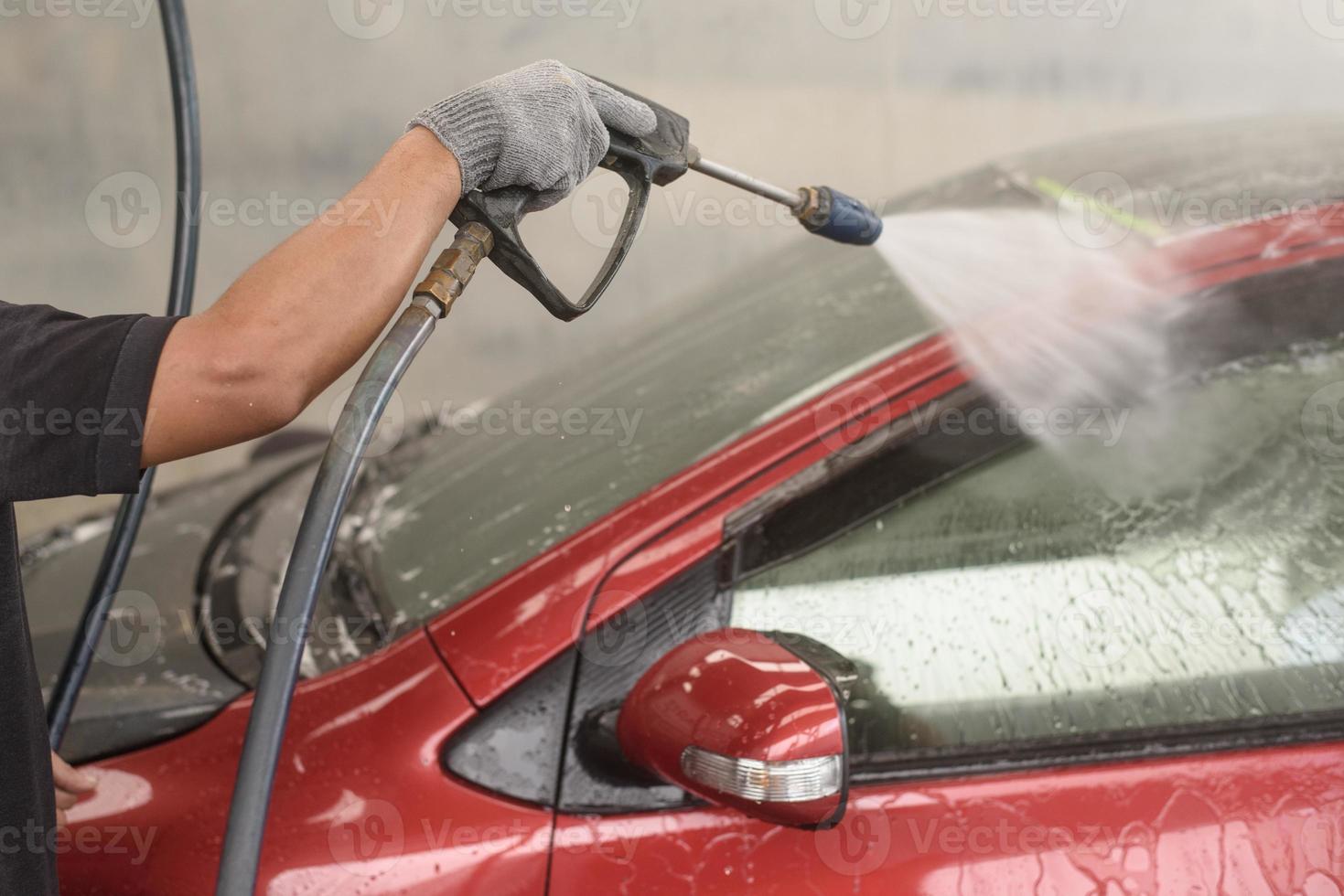 auto het wassen schoonmaak met schuim en Hoi onder druk gezet water foto