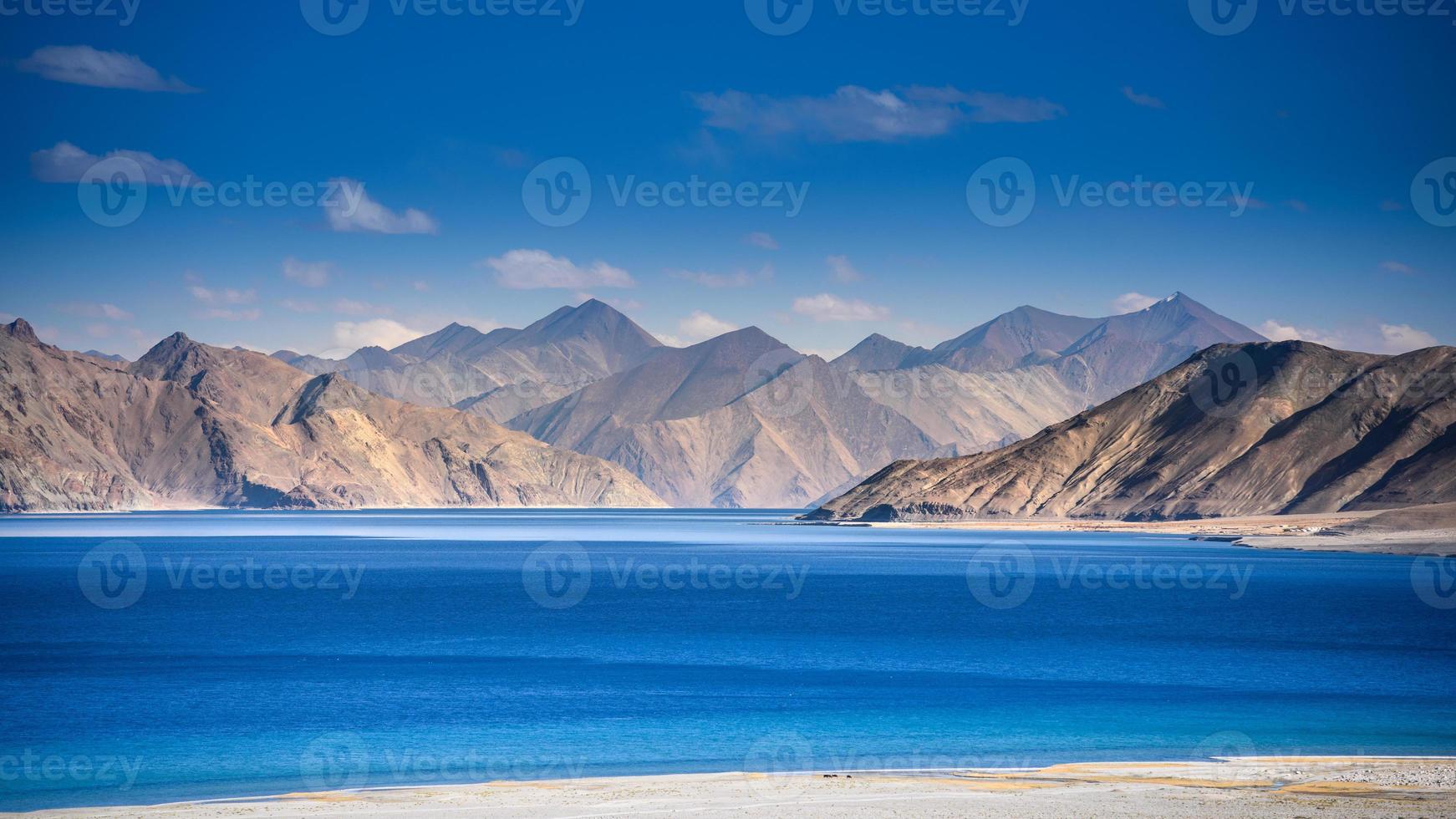 pangong meer in ladakh, noorden Indië. pangong tso is een endoreïsch meer in de Himalaya gelegen Bij een hoogte van over 4.350 m. het is 134 km lang en strekt zich uit van Indië naar Tibet foto