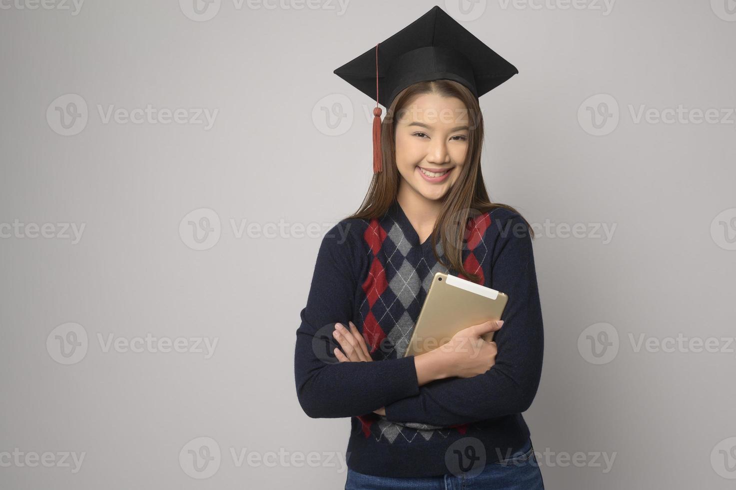 jong glimlachen vrouw Holding diploma uitreiking hoed, onderwijs en Universiteit concept foto