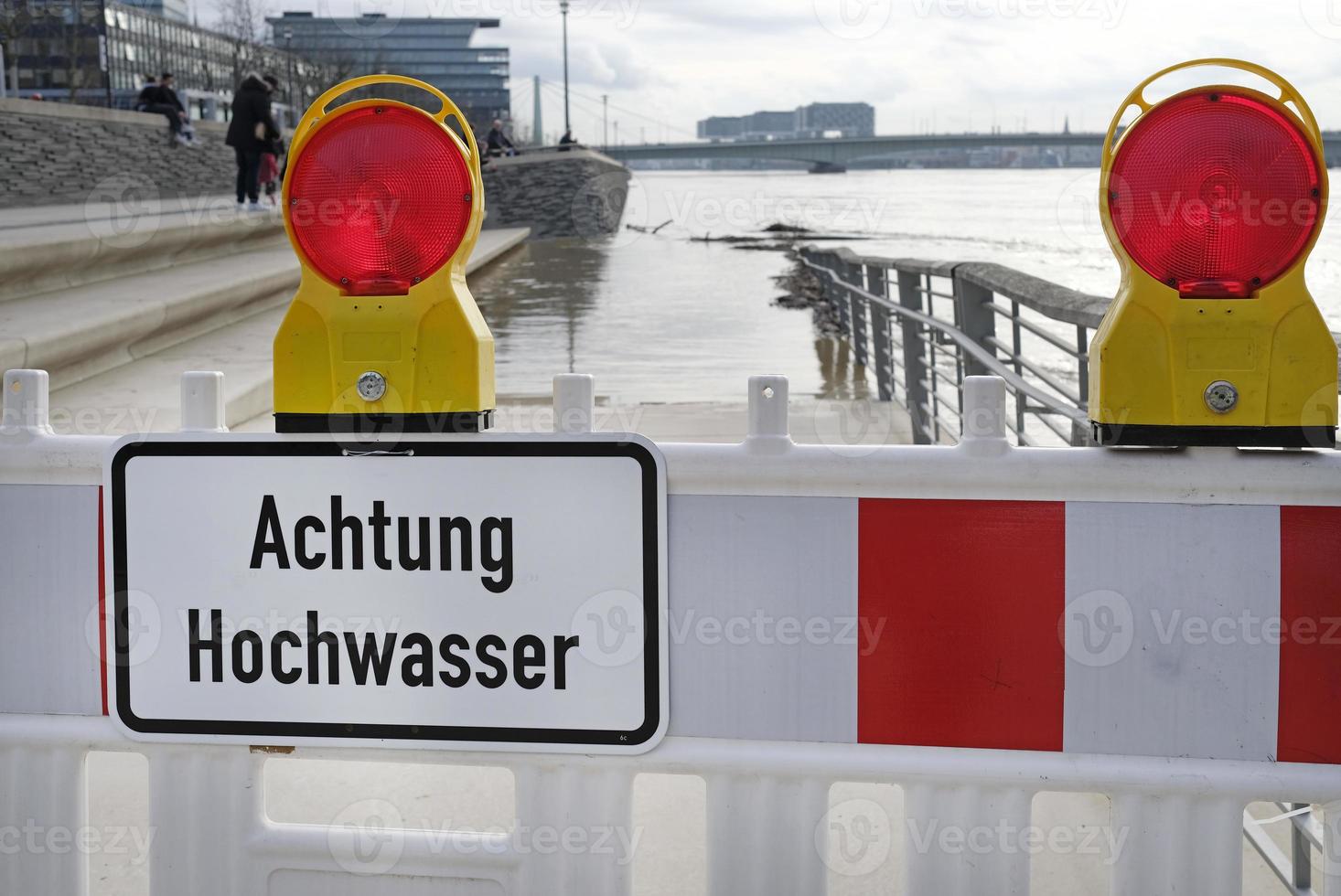 extreem weer - waarschuwing teken in Duitse Bij de Ingang naar een overstroomd voetganger zone in Keulen, Duitsland foto