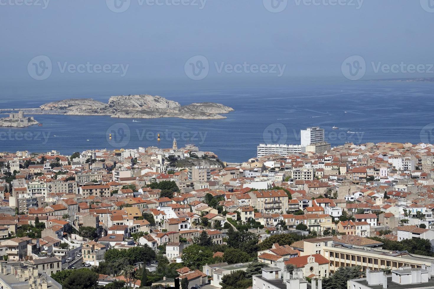 visie over- de stad van Marseille van een heuvel foto