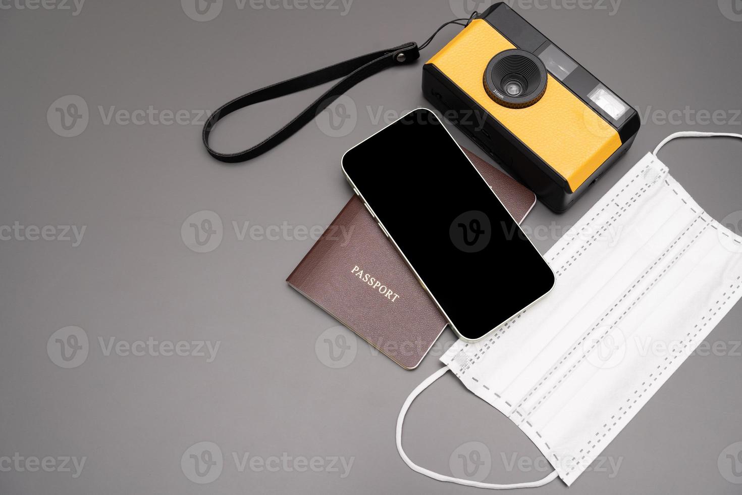 reizen concept wijnoogst camera, smartphone, paspoort, Aan grijs achtergrond, met kopiëren ruimte. foto