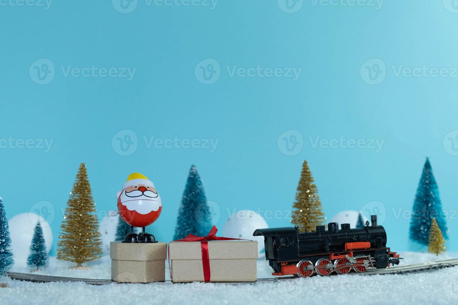 de kerstman claus draagt cadeaus Aan een trein door de Woud. vrolijk kerstmis. gelukkig nieuw jaar foto