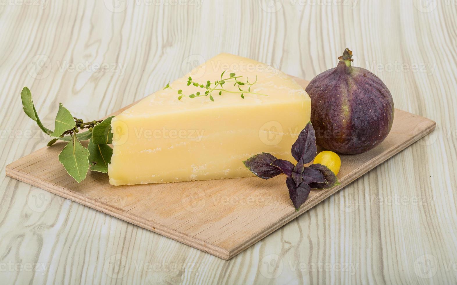 Parmezaanse kaas kaas Aan houten bord en houten achtergrond foto