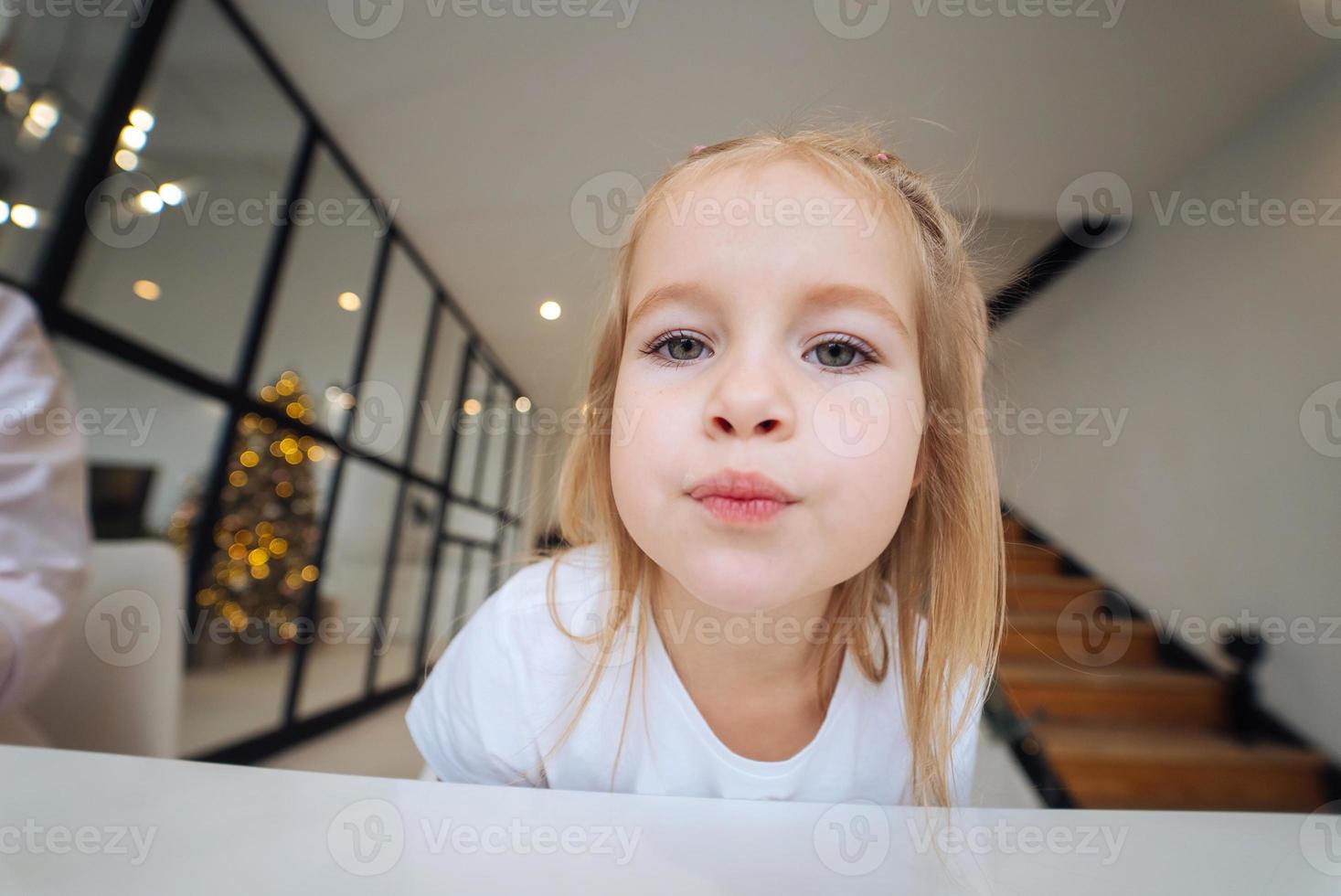 aanbiddelijk weinig meisje op zoek Bij de camera detailopname foto