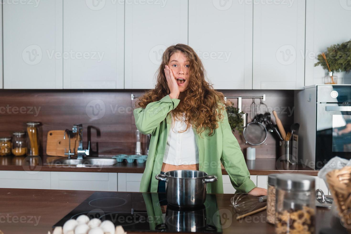 jong vrouw is voorbereidingen treffen voedsel in de keuken. bereiden voedsel. foto