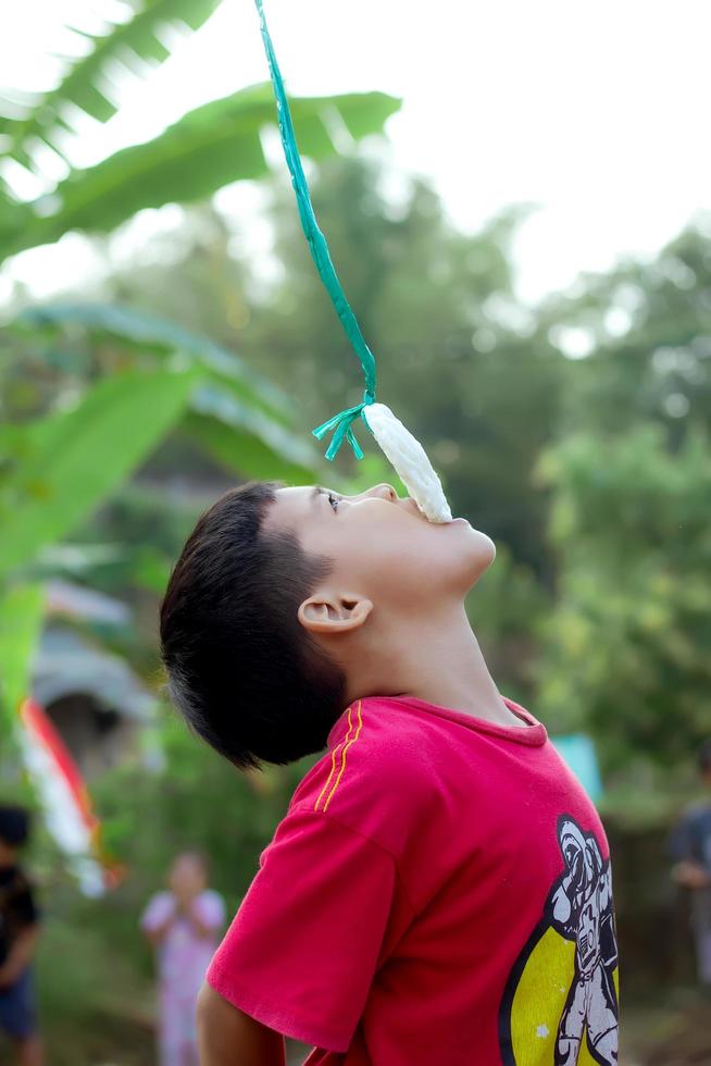 magetan, Indonesië. augustus 17, 2022. Indonesisch kinderen zijn gelukkig naar vieren Indonesië's onafhankelijkheid dag door deelnemen in een wedstrijd. foto