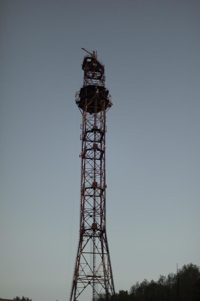 hoog signaal transmissie antenne. signaal toren. radio toren tegen lucht. foto