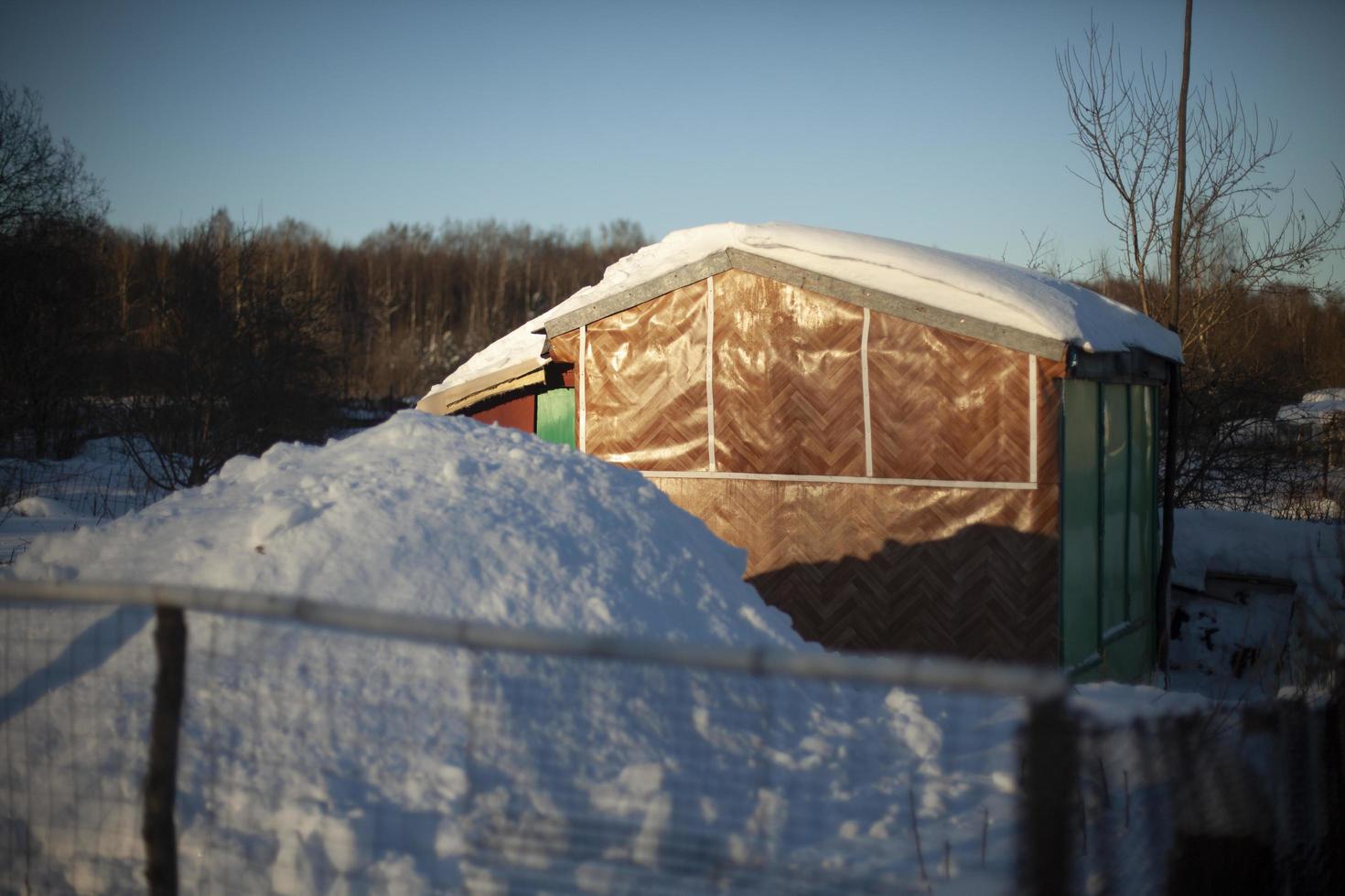 schuur in tuin. huis in land in winter. foto