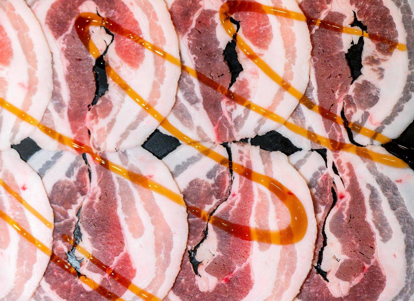 glijbaan rauw rundvlees voor yakiniku. dun stuk rundvlees voor shabu hotpot Japans voedsel stijl. dichtbij omhoog vers vlees Chuck oog voor sukiyaki. top visie foto
