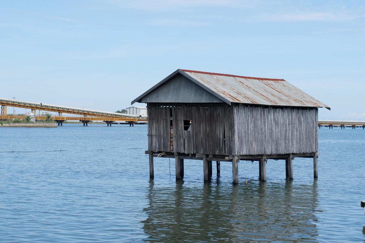 pangkajene Dan kepulauan, zuiden sulawesi, Indonesië - april 16, 2022, landschap van mooi visie van een huis bovenstaand de zee foto