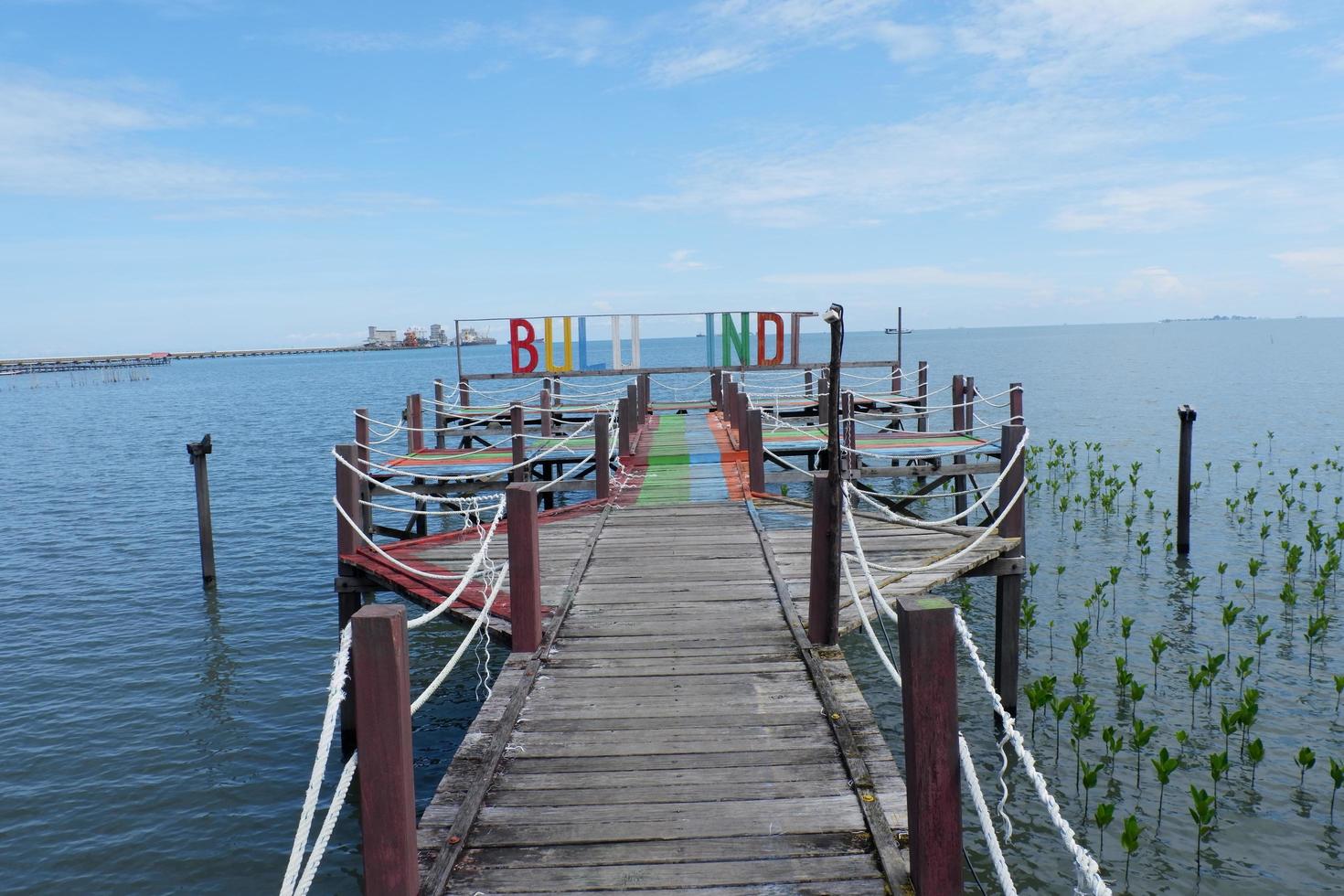 pangkajene en kepulauan, zuiden sulawesi, Indonesië - mei 14, 2022, houten brug weg in mangrove Oppervlakte en Doorzichtig blauw luchten foto