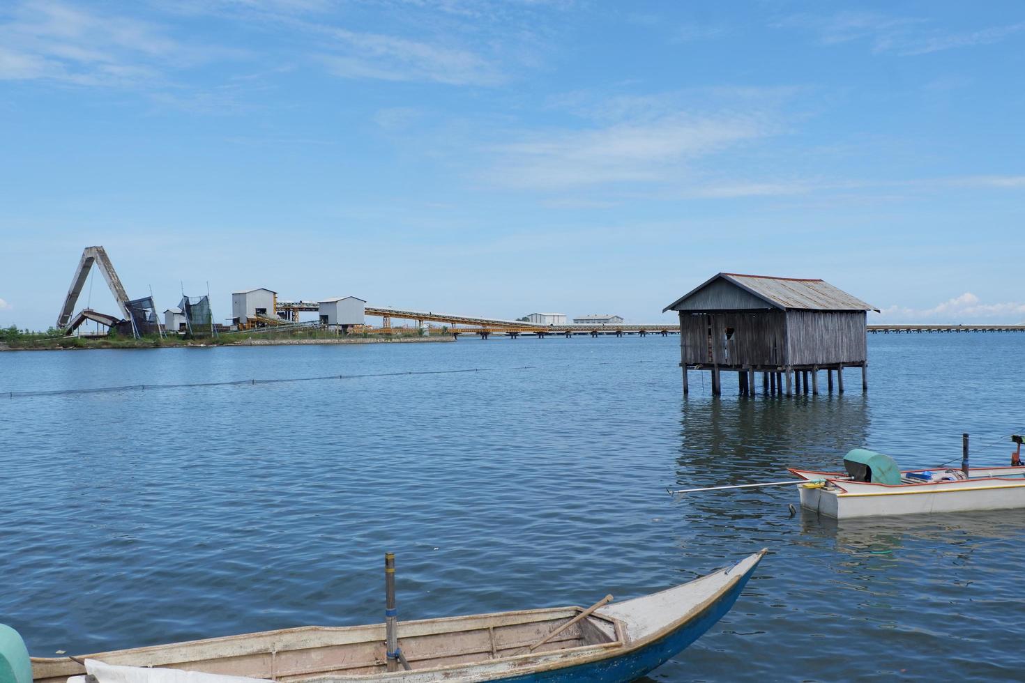 pangkajene Dan kepulauan, zuiden sulawesi, Indonesië - april 16, 2022, landschap van mooi visie van een huis bovenstaand de zee foto