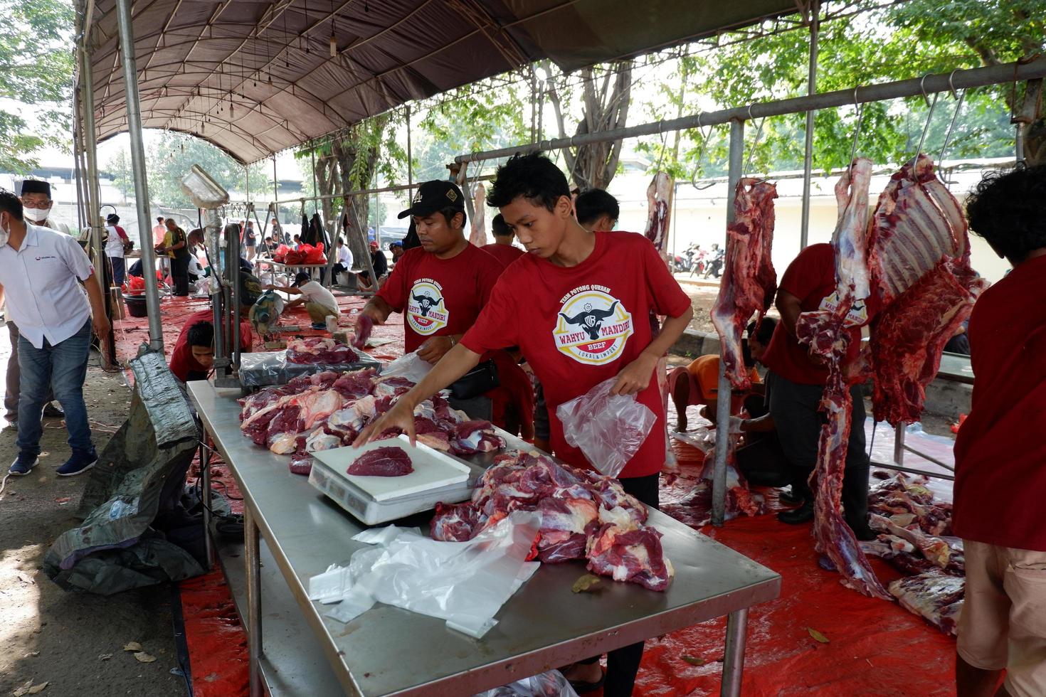 oosten- Jakarta, Indonesië - mei 12, 2022, mensen weging stukken van vlees Aan de tafel in idul adha foto