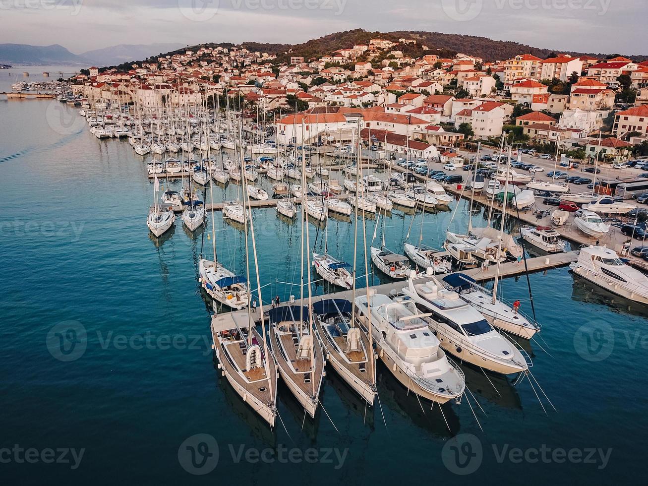 antenne visie, het zeilen boten. Kroatië. zonsondergang foto