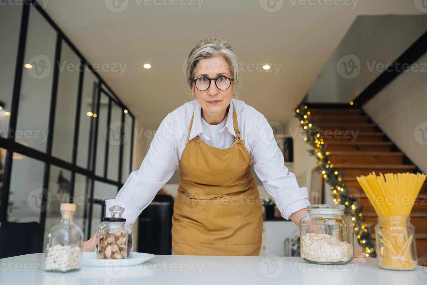 portret van streng oma staand in niet tevreden houding staren boos foto