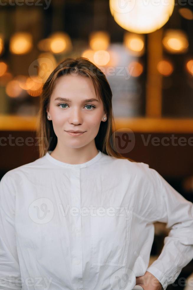 hoofdschot portret van glimlachen jong vrouw. dichtbij omhoog. foto