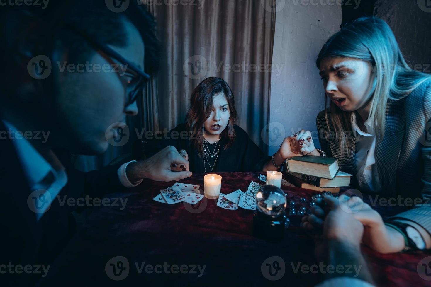 mensen houden handen van nacht Bij tafel met kaarsen foto