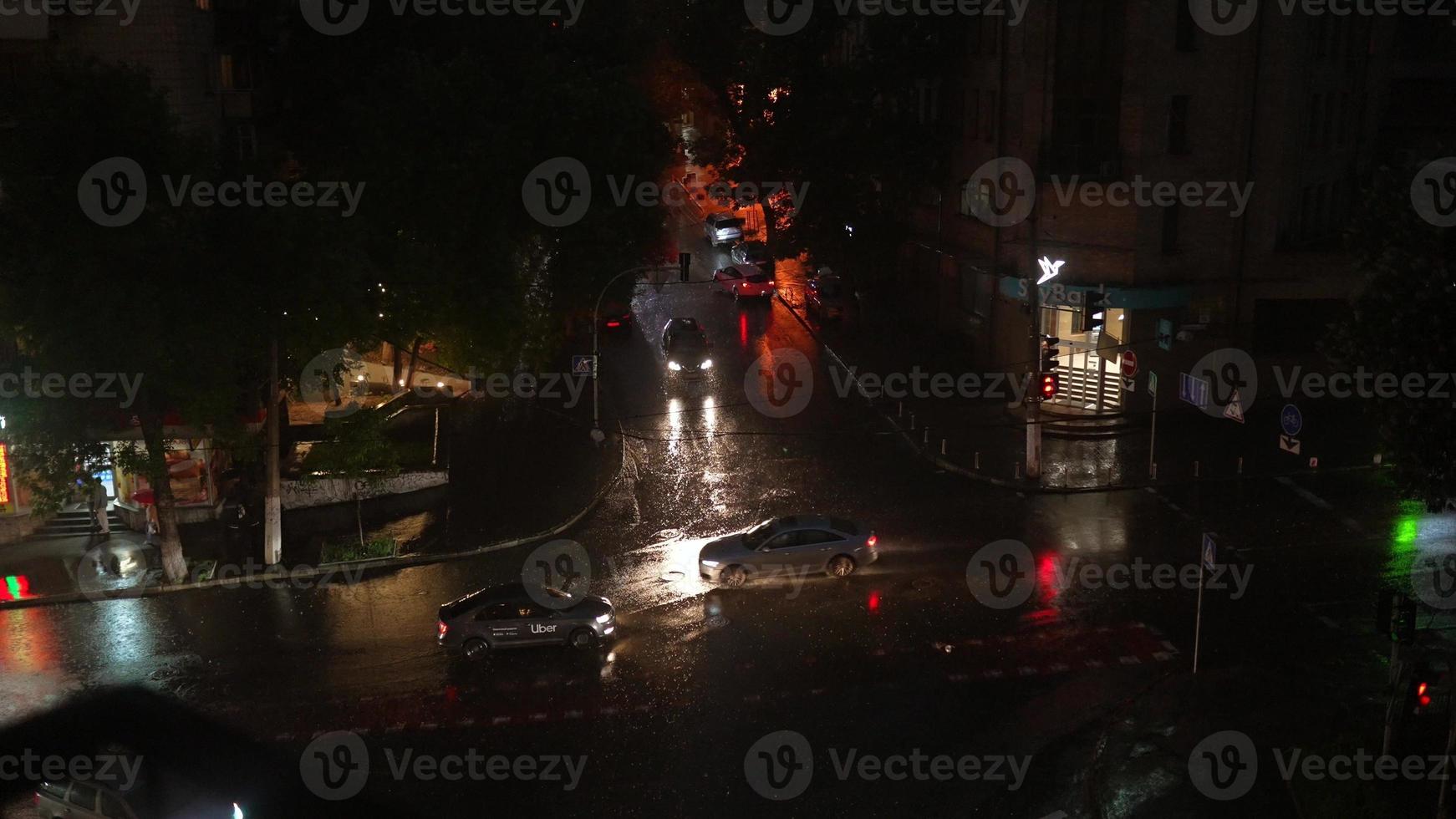 kiev, Oekraïne - juni 1, 2021 straten van kiev Bij nacht tijd. zwaar regen buitenshuis foto