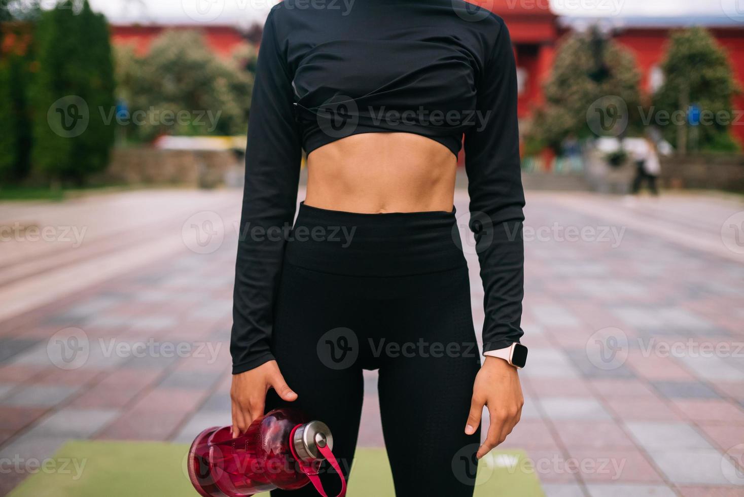 vrouw slank fit torso, detailopname Aan de stad straat. foto