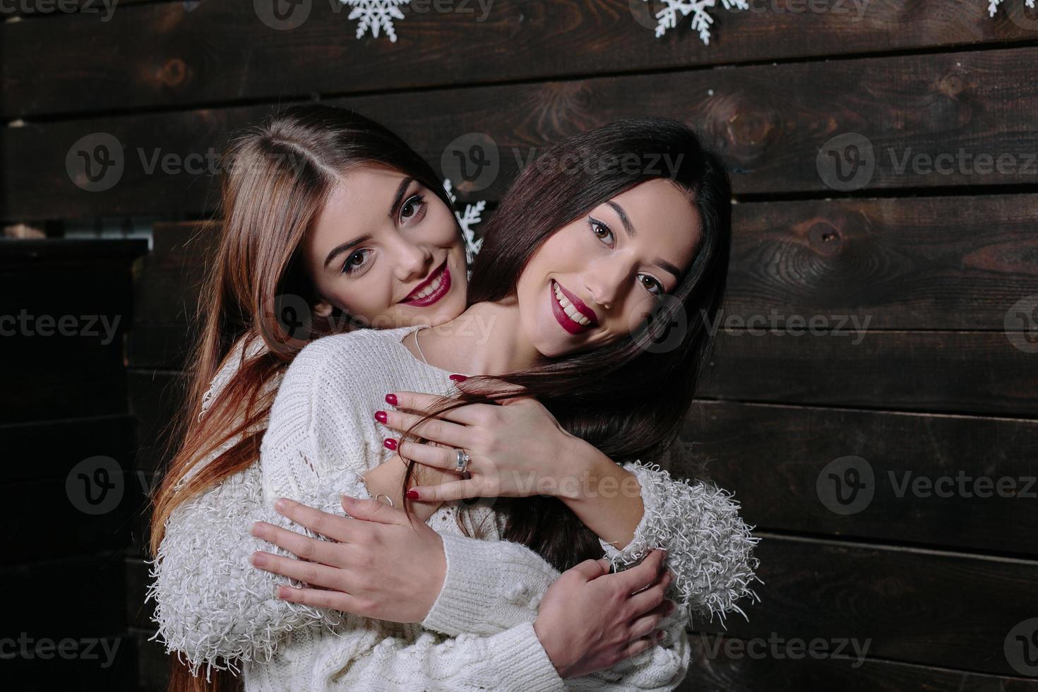 twee mooie meisjes met kerstmis foto