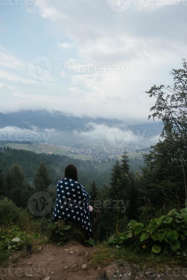 vrouw Aan top van een heuvel, tegen de achtergrond van een vallei foto