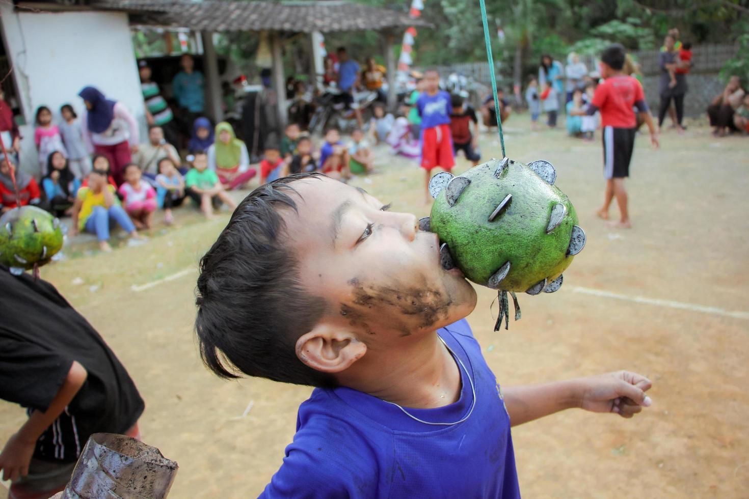 magetan, Indonesië. augustus 17, 2022. Indonesisch kinderen zijn gelukkig naar vieren Indonesië's onafhankelijkheid dag door deelnemen in een wedstrijd. foto