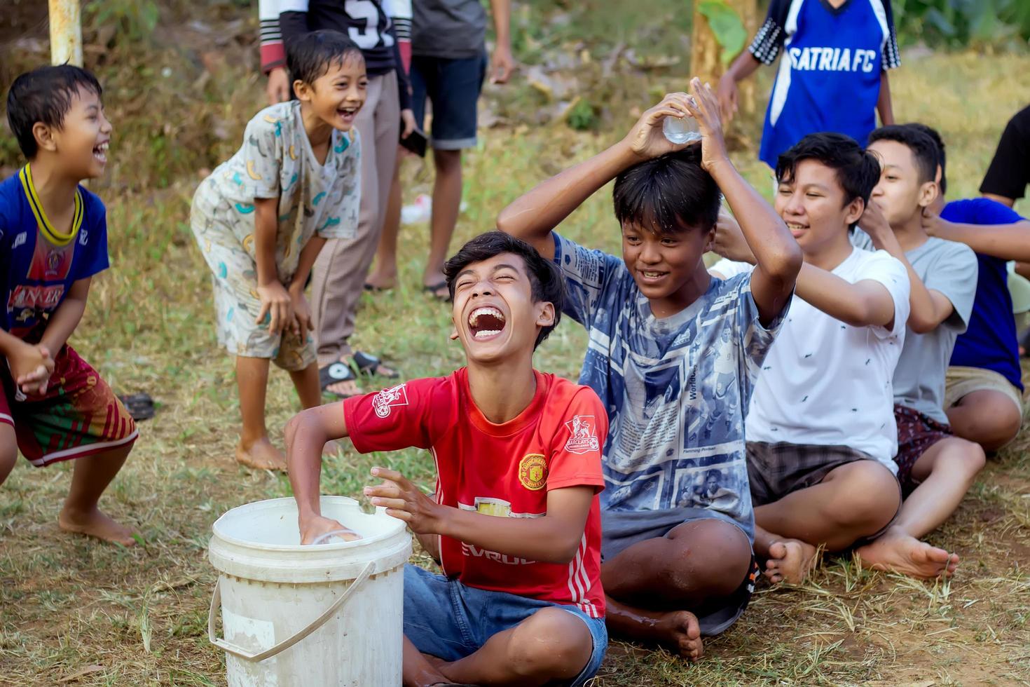 magetan, Indonesië. augustus 17, 2022. Indonesisch kinderen zijn gelukkig naar vieren Indonesië's onafhankelijkheid dag door deelnemen in een wedstrijd. foto