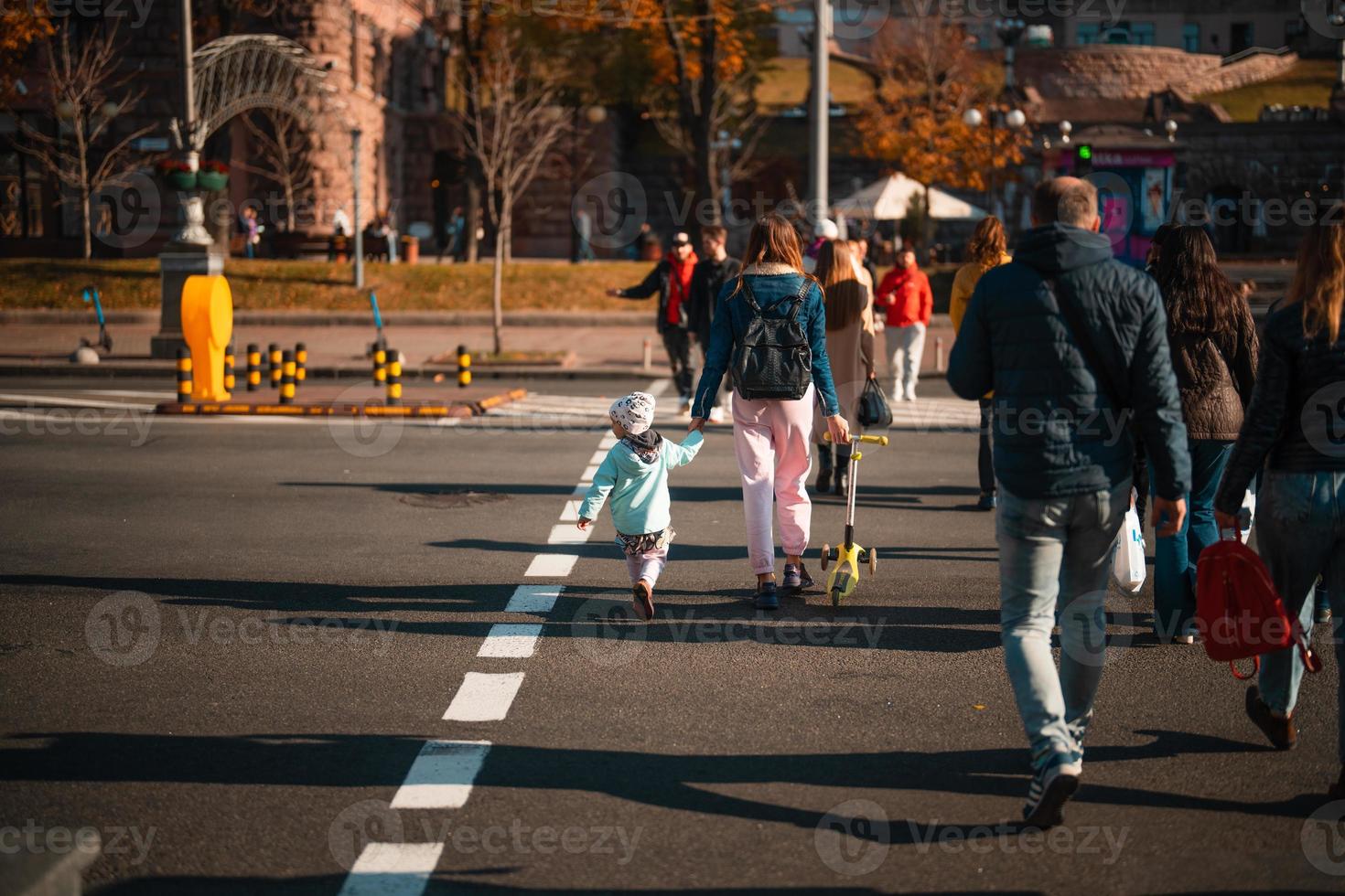 veel van mensen kruispunt de straat Bij de verkeer lichten. foto