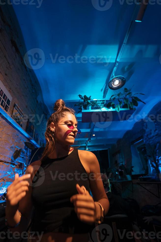 mooi vrouw dj dansen naar techno in een klein club foto