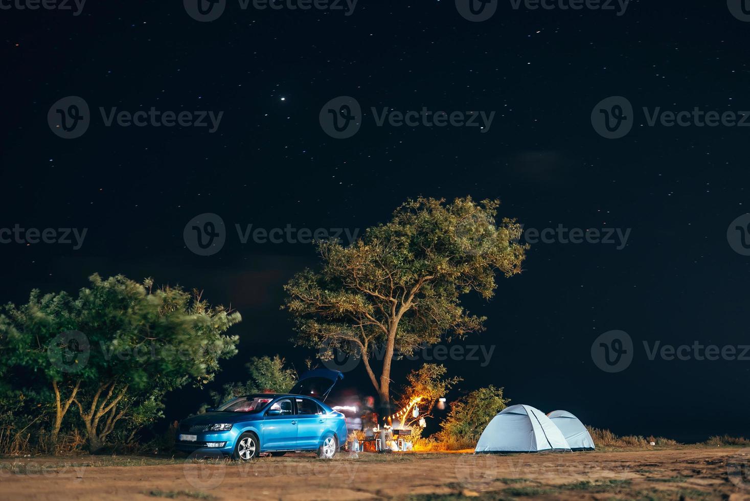 groep van vijf reizigers rust uit Aan zee kust Aan avond lucht achtergrond. foto