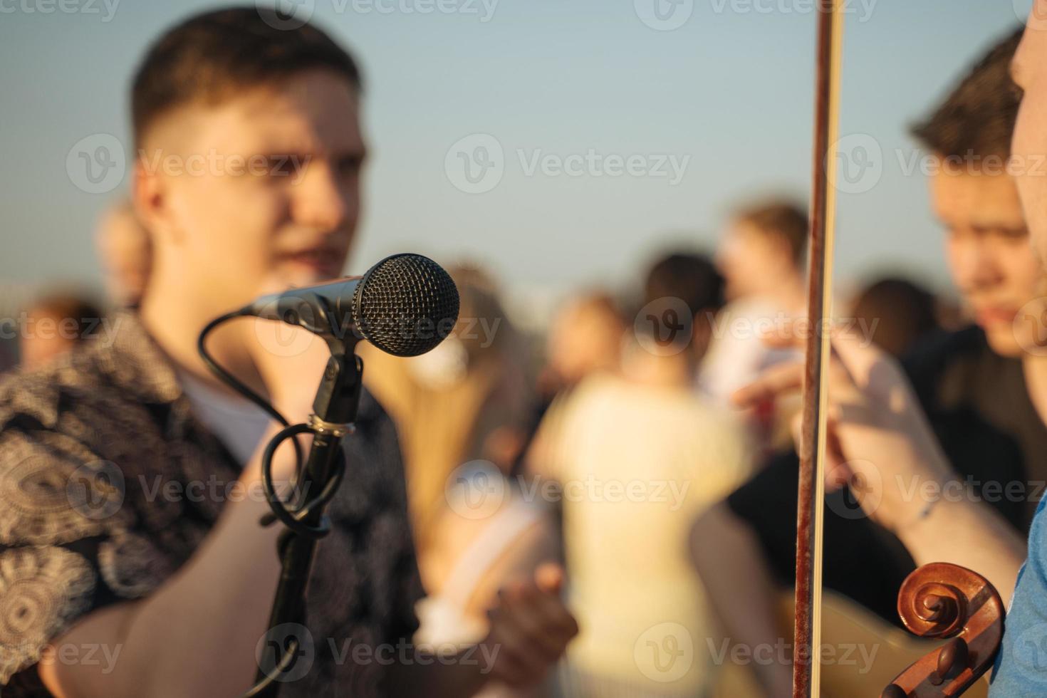 retro microfoon voor buitenshuis concert feest. foto