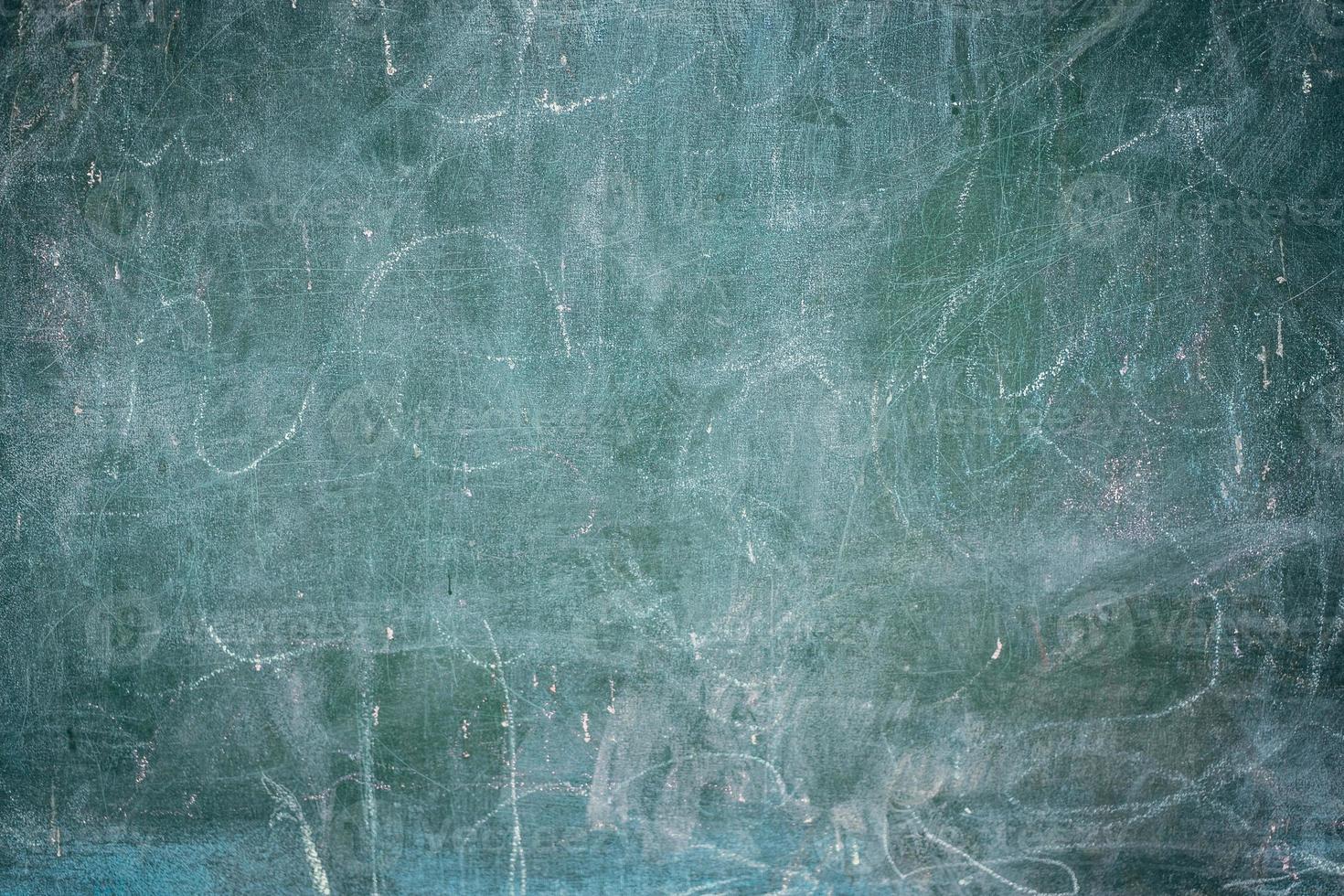 dichtbij omhoog van oud schoolbord met wit krijt achtergrond, grunge textuur. foto