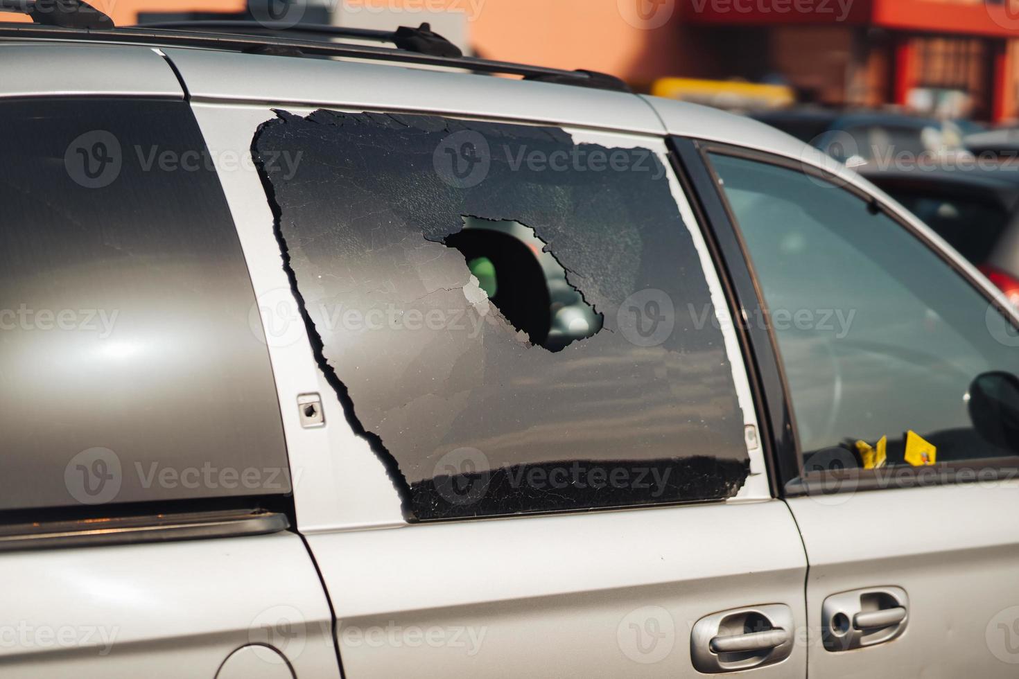 diefstal van een geparkeerd auto, indringers kapot gegaan de achterzijde venster. foto
