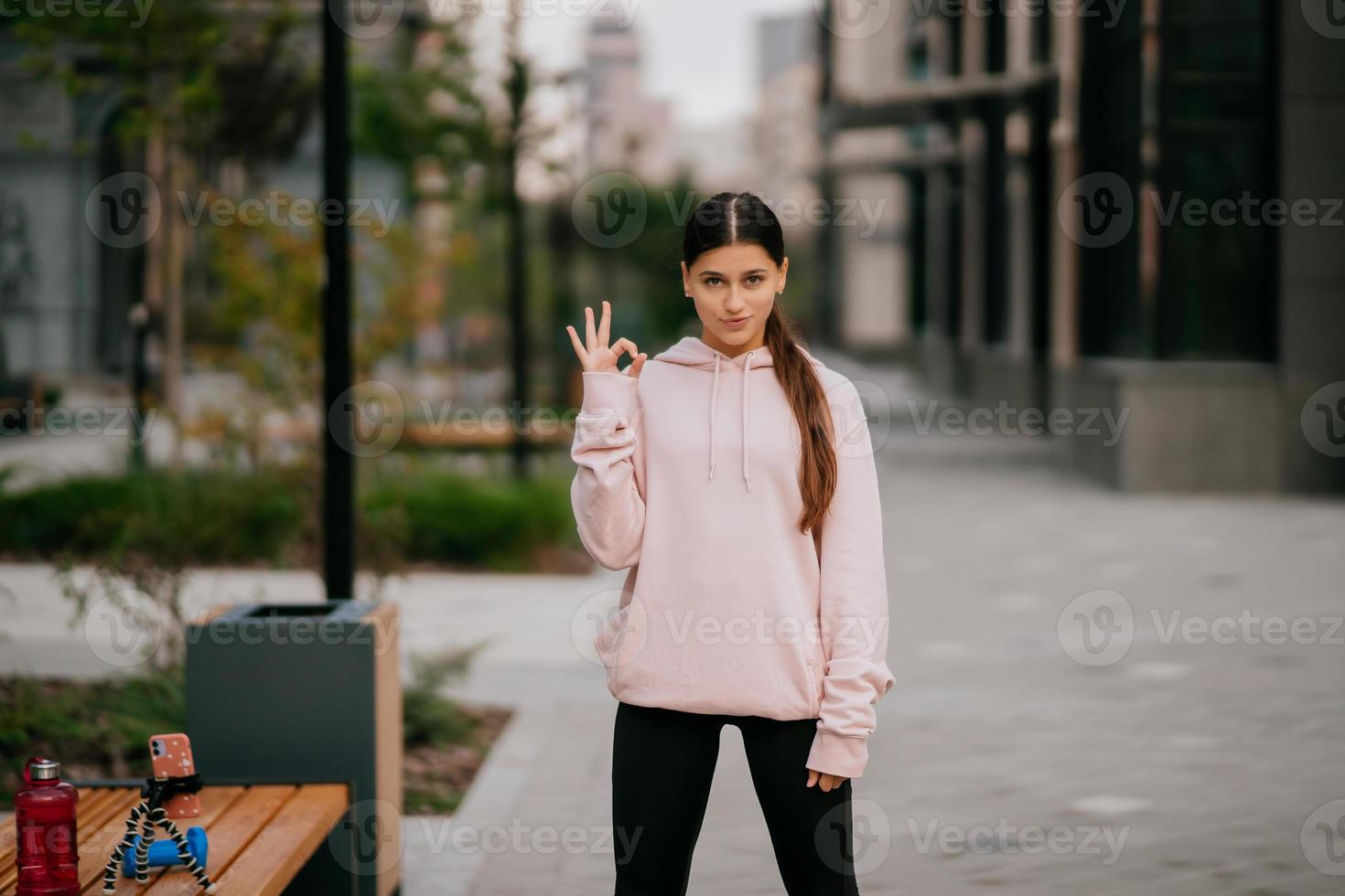 speels portret van mooi jong vrouw, hebben pret Bij de straat. foto